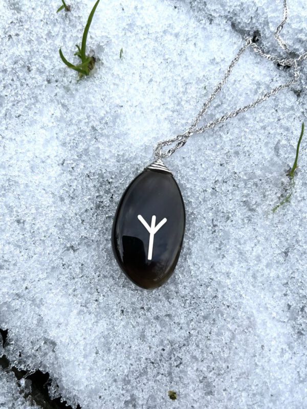 Denemarken hanger met rune symbool in sneeuw