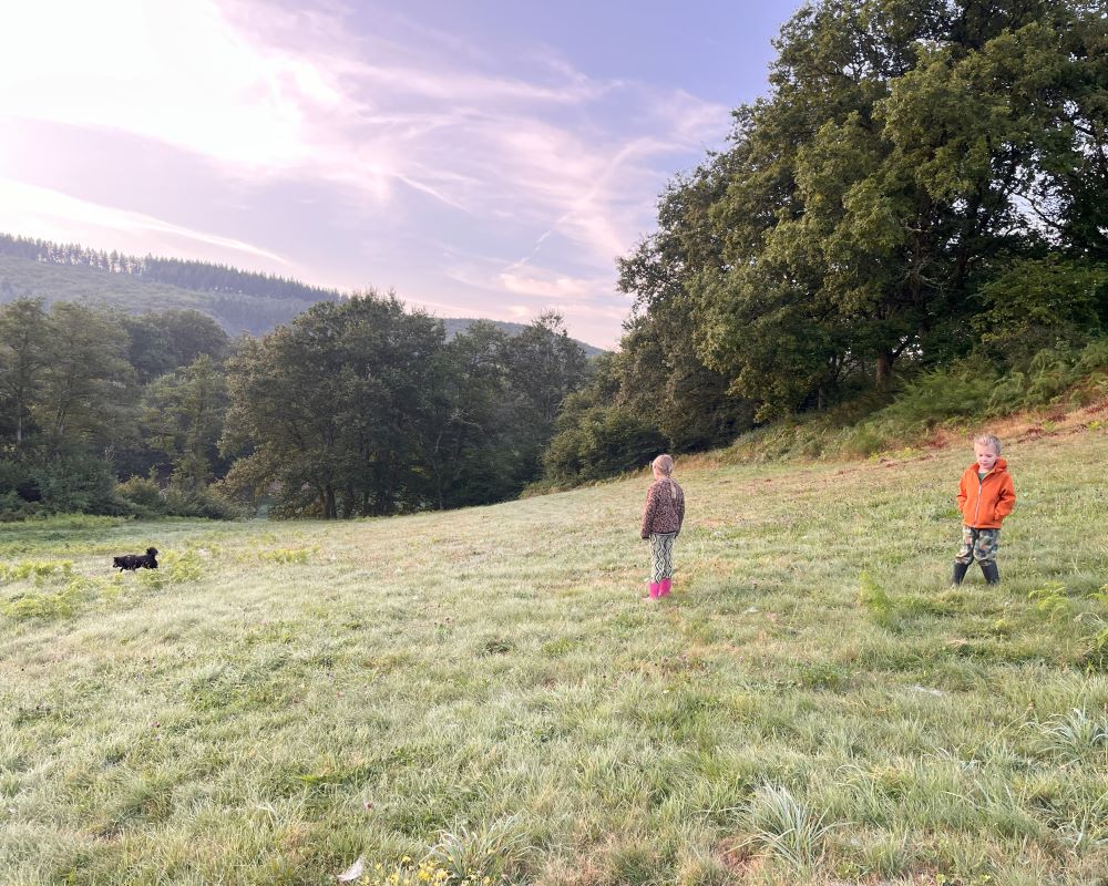 De kinderen vinden het koud in de Morvan