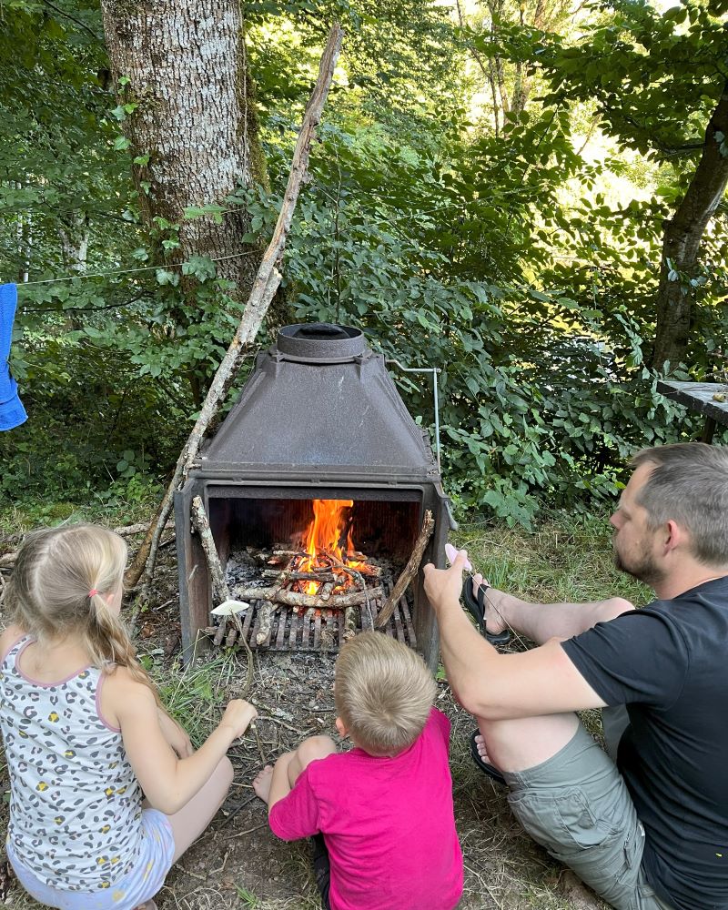 Marshmallows bakken op de camping