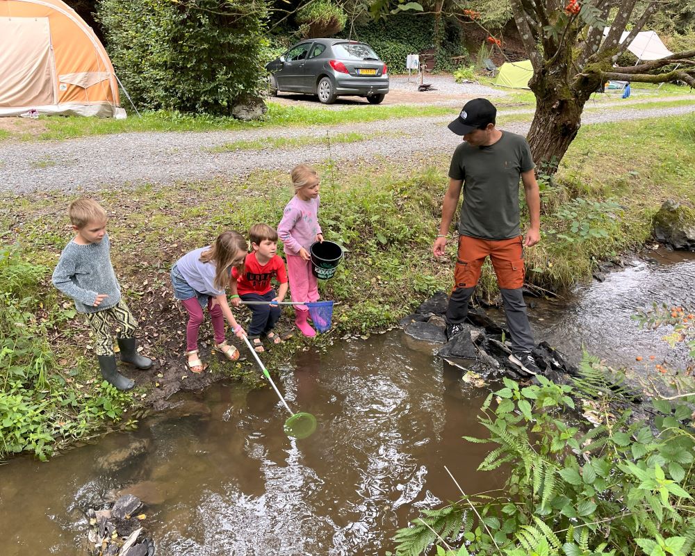 Met nichtje en neefje kreeften vangen in de Ardennen