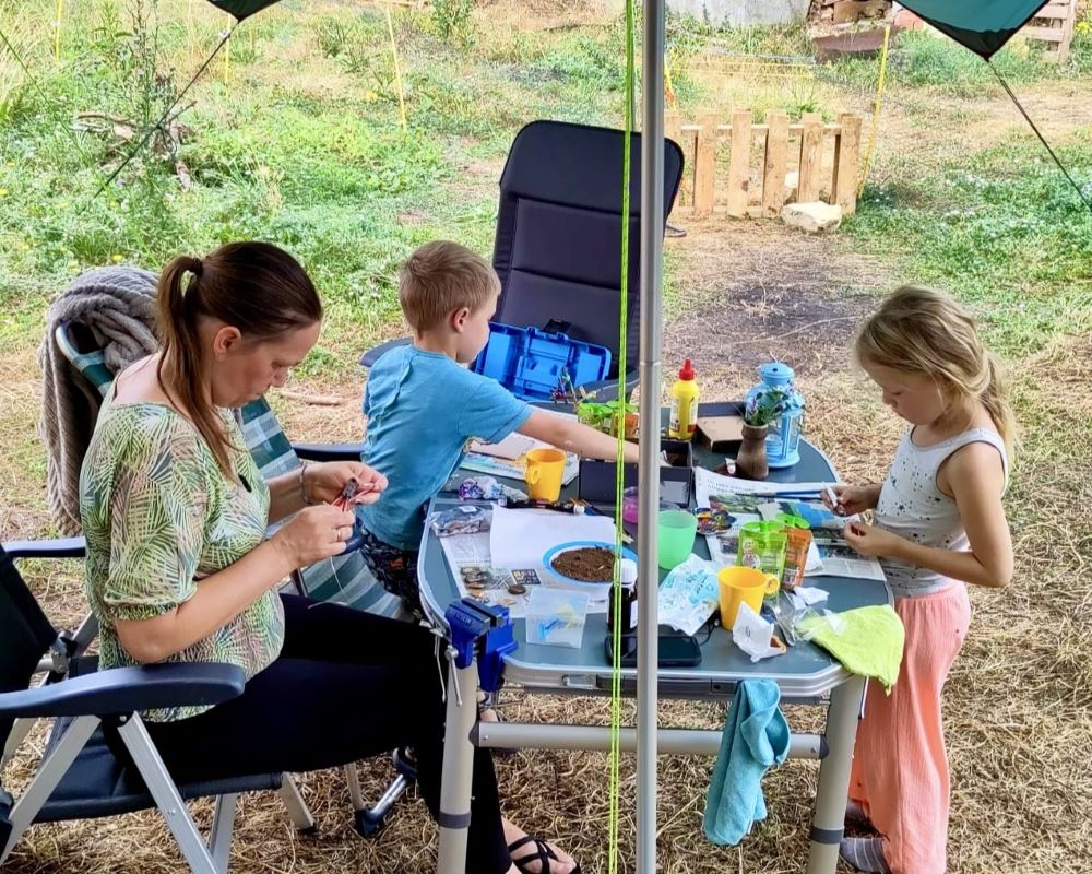 Samen aan het werk voor de caravan