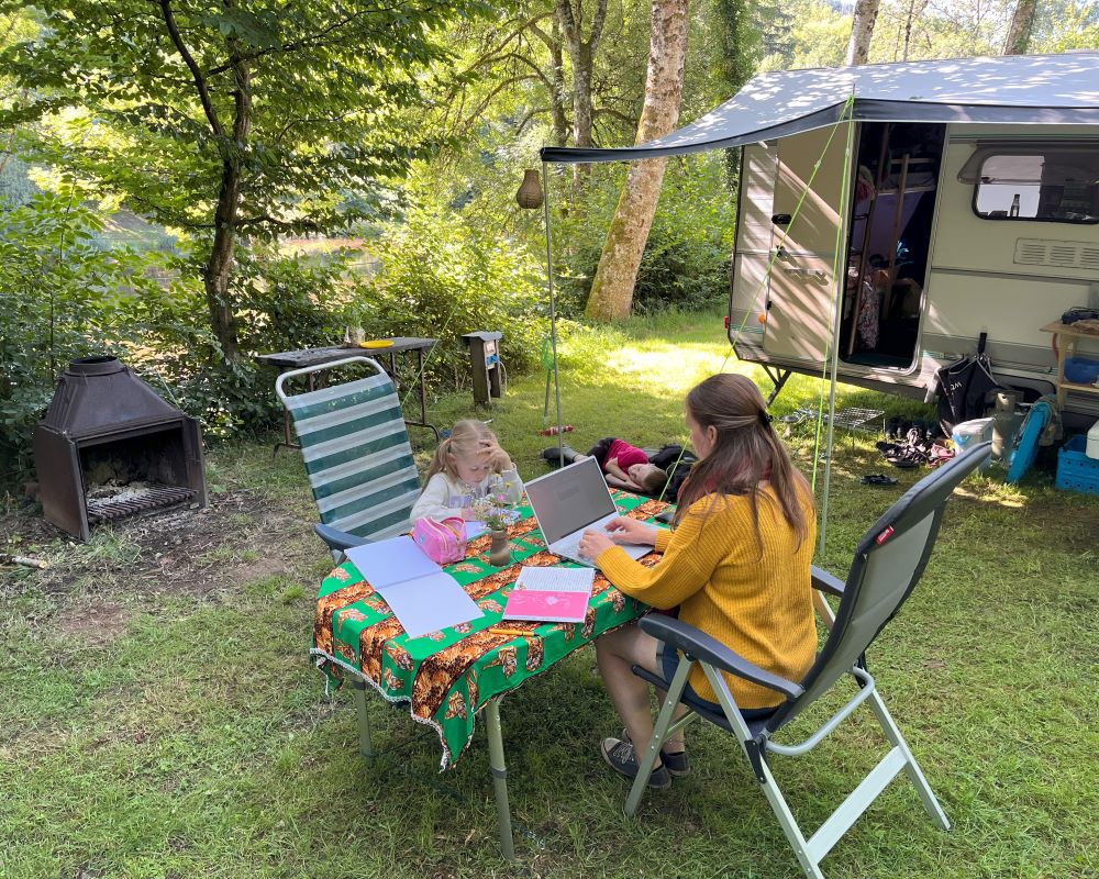 Aan het werk op de camping